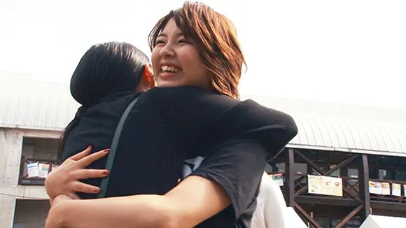 笑顔で友人と抱き合うことみさんの写真