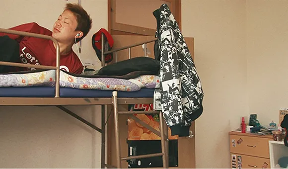 ベッドの上で寝起き姿のみのき君の写真