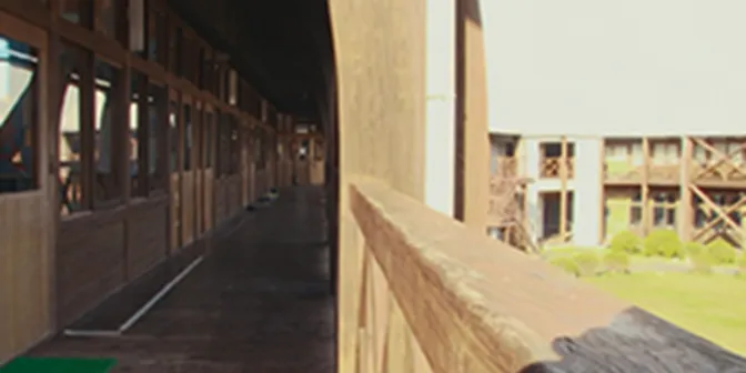 黄柳野高校校舎の廊下の写真